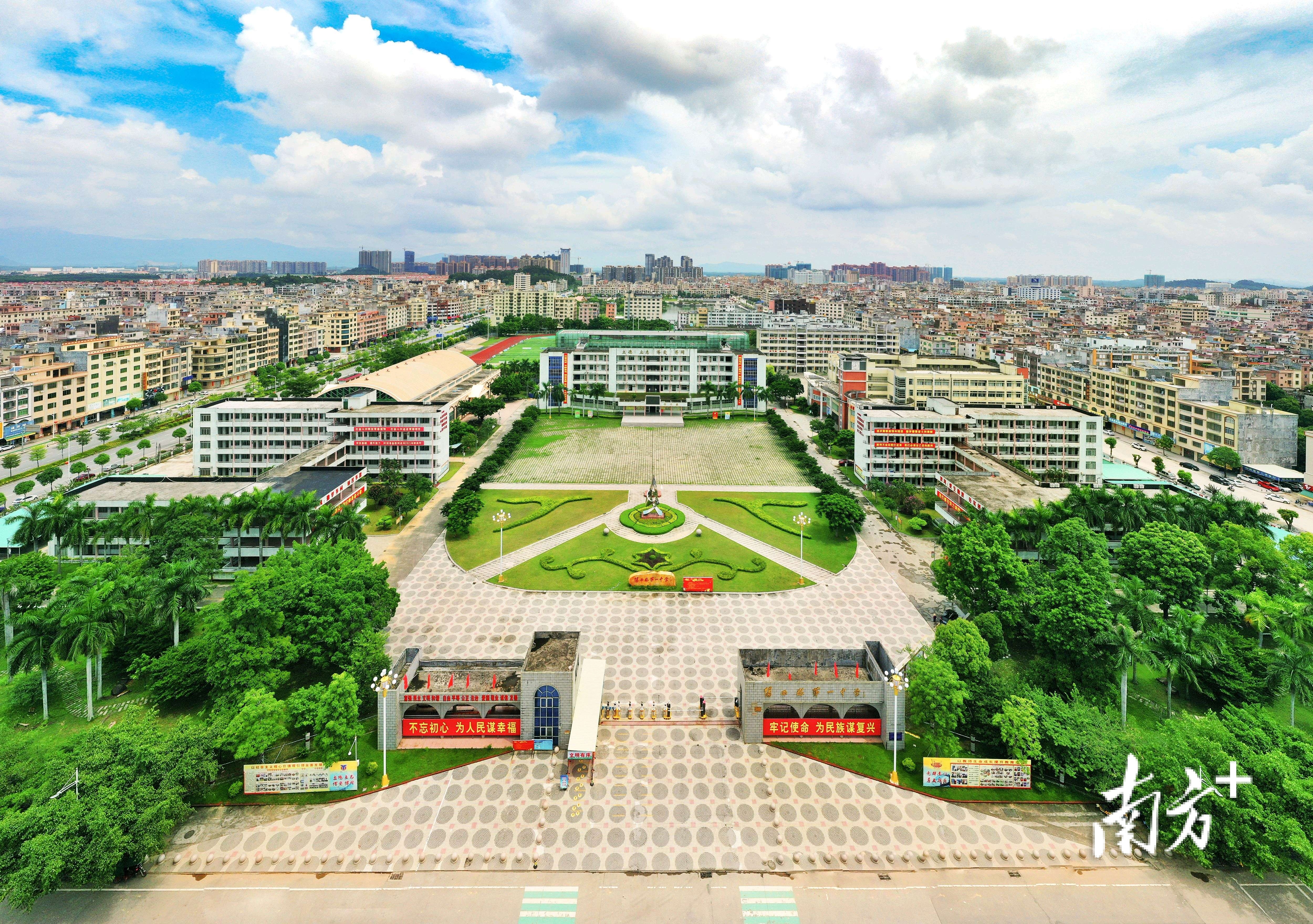 阳西县第一中学鸟瞰图。李泮 摄。