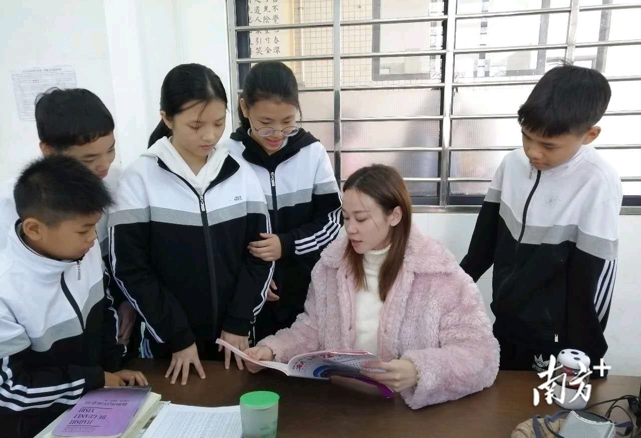 阳西县第二中学的学生向老师请教问题。阳西县融媒体中心供图。