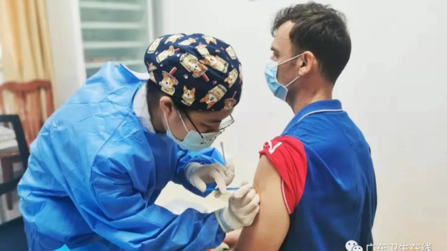 “完美！”在粤外籍人士接种新冠疫苗后竖起大拇指