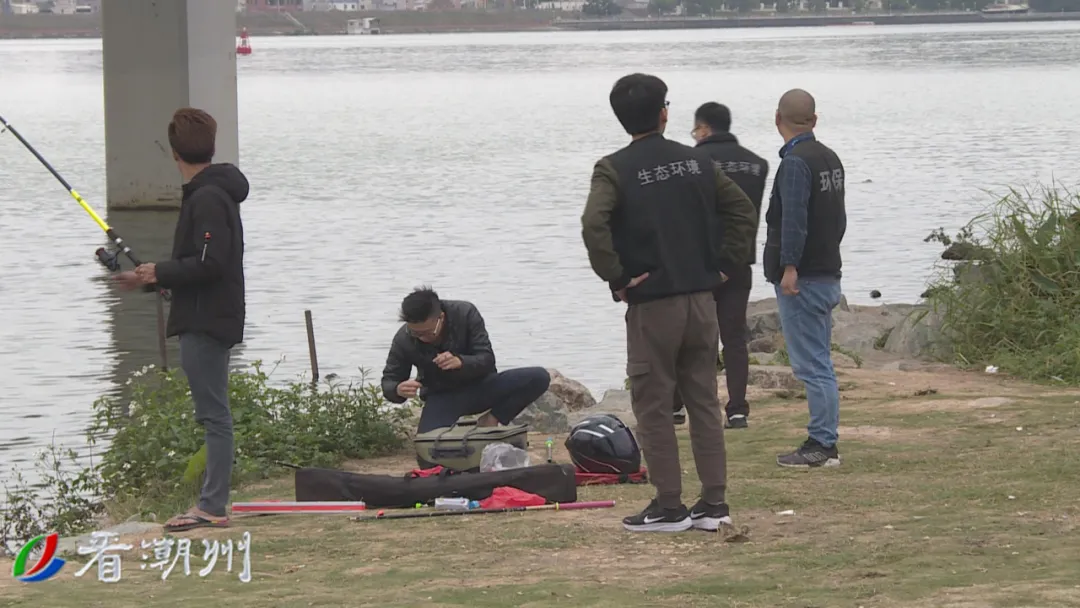 潮州市纪委监委采取现场督促相关职能部门立即进行整改北堤乱象。