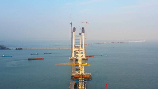 鸟瞰建设中的深中通道，钢铁巨龙迎海而立