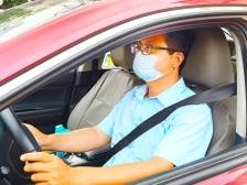 广州街头一辆小车失控滑行，紧急时刻这位的哥冲上前……