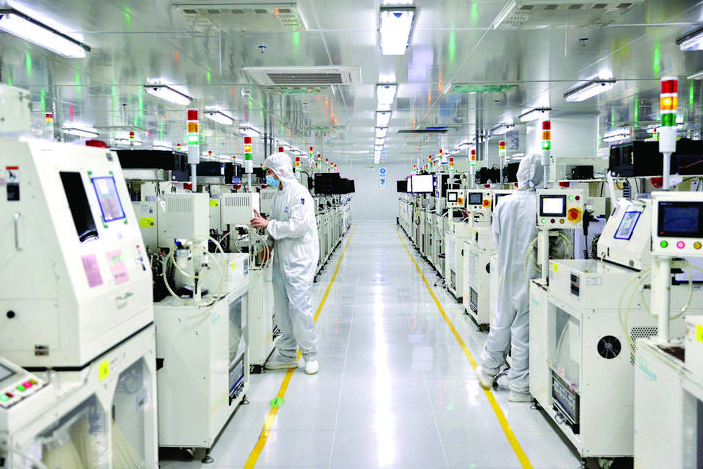 聚飞光电总部在深圳,生产基地在惠州。这是惠州市聚飞光电有限公司生产车间。 聚飞光电总部在深圳,生产基地在惠州。这是惠州市聚飞光电有限公司生产车间。