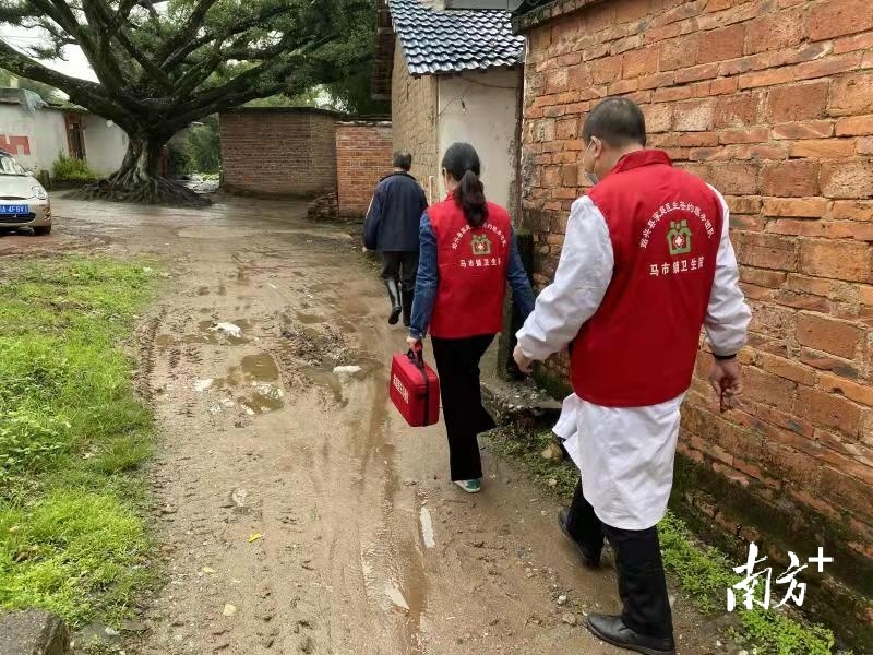 始兴县家庭医生走村入户开展慢性病患者健康管理工作