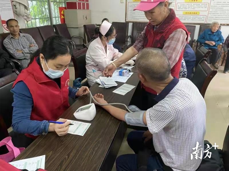 始兴县家庭医生走村入户开展慢性病患者健康管理工作