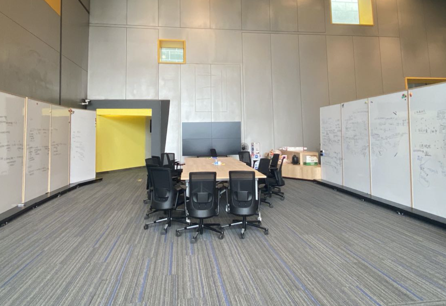 ibm车库办公室会议桌.林东云 摄