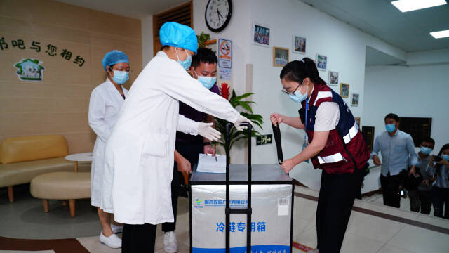 直击广州越秀新冠疫苗配送现场，全程冷链直达社区