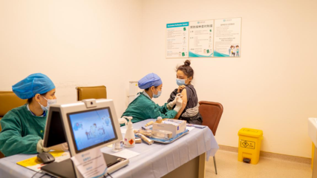 “我哋对国产疫苗非常之放心！”番禺首批港澳同胞完成新冠疫苗接种