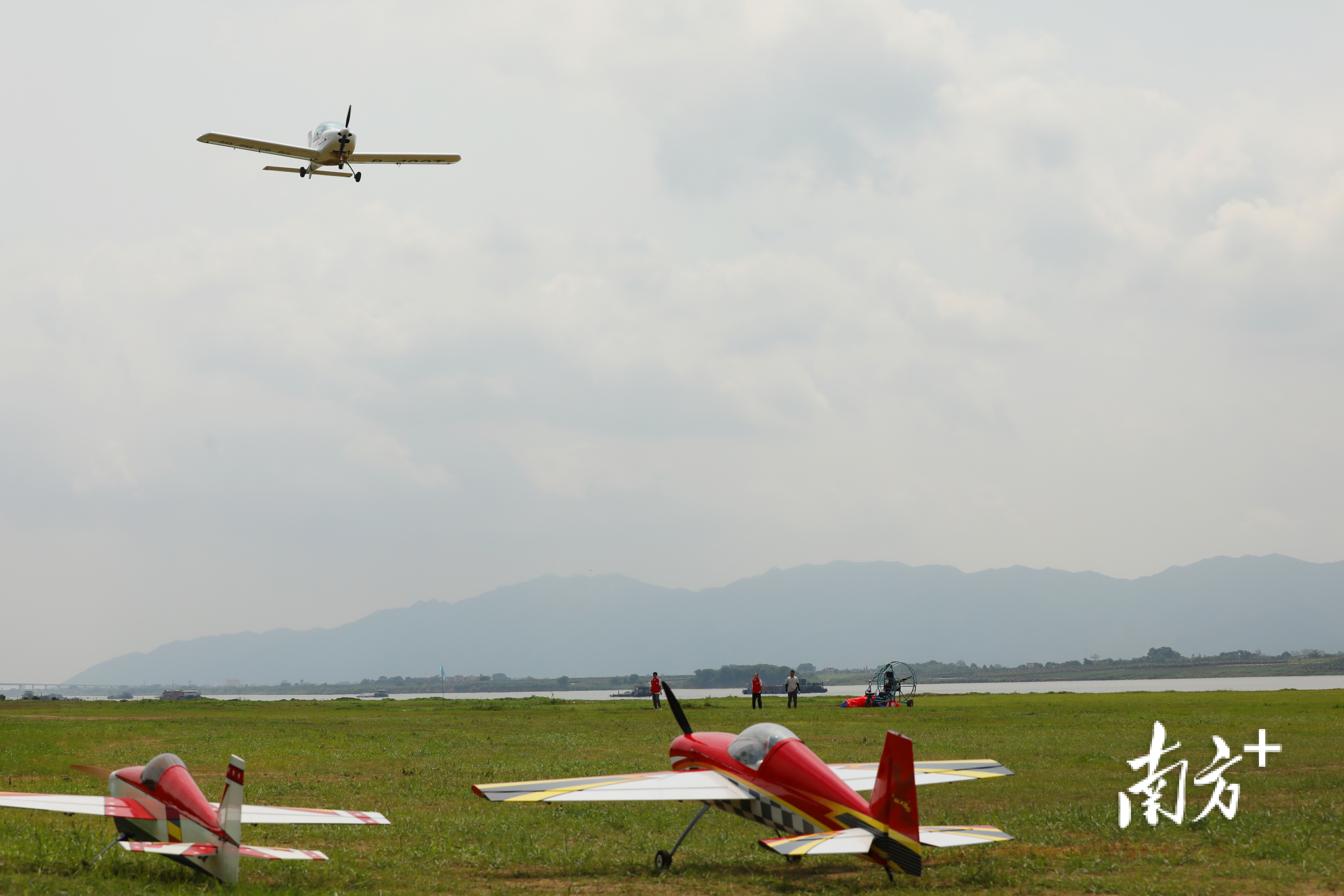 “尖兵出击”固定翼飞机单机特技表演进行中。赵旅发摄