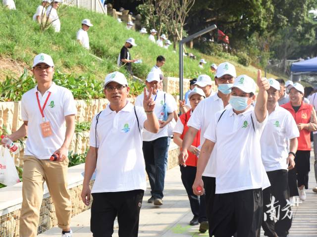 4月24日,“行走清溪碧道、传承红色基因——跟着河长走碧道”徒步活动在清溪市民广场开启。