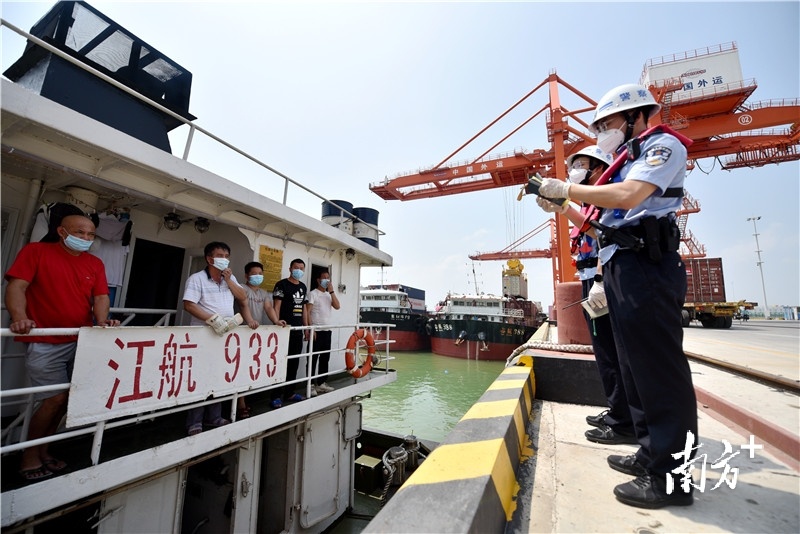 根据有关疫情防控规定严格落实人员登轮和货物装卸作业等各项疫情防控措施。陈浩棋 摄 根据有关疫情防控规定严格落实人员登轮和货物装卸作业等各项疫情防控措施。陈浩棋 摄
