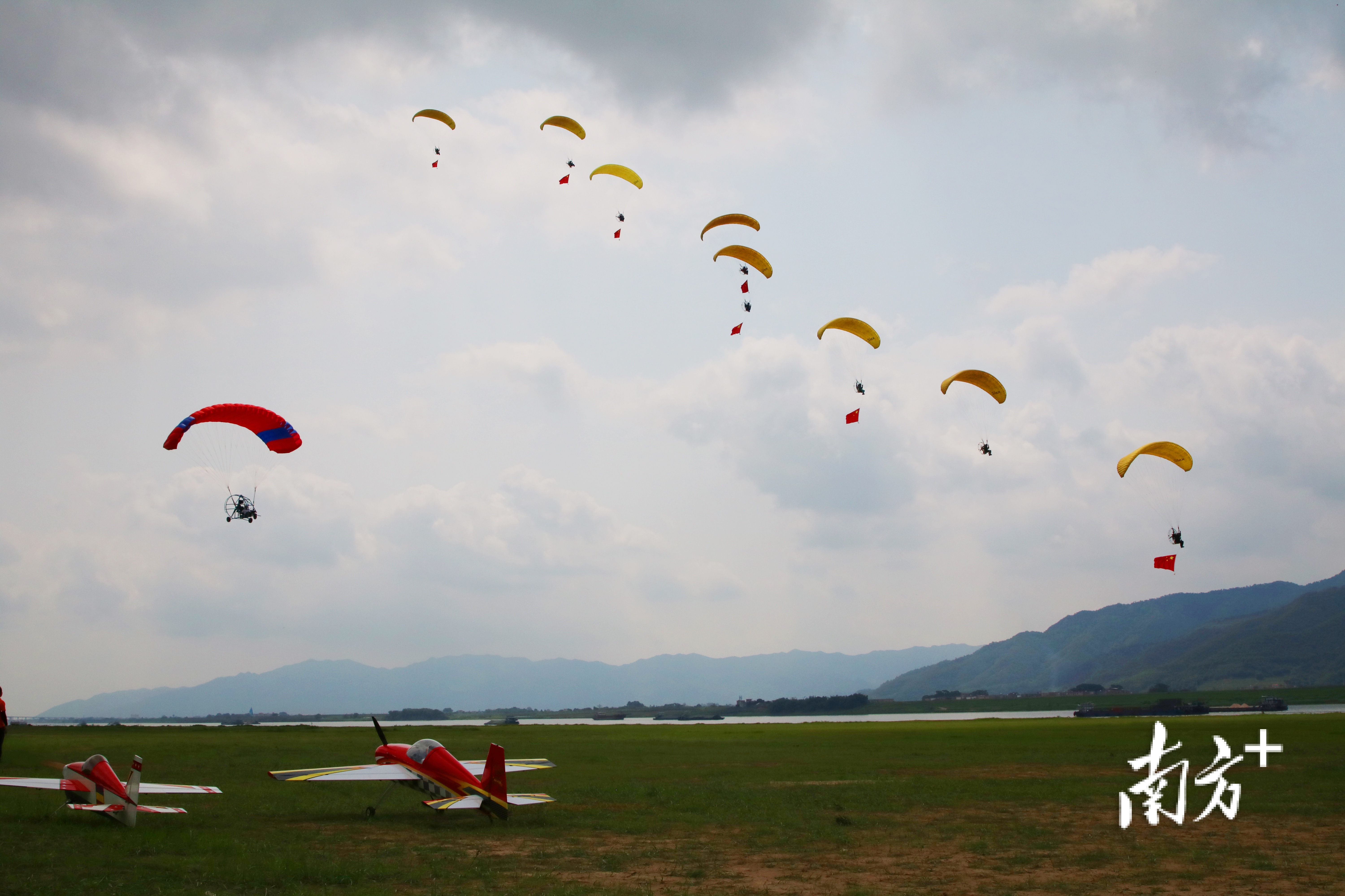 “空中曼舞”单人动力伞编队表演、“巡逻兵致敬”动力伞通场;“比翼双飞”固定翼飞机双机编队表演;“空中芭蕾”航模等精彩的飞行表演逐一亮相。赵旅发摄
