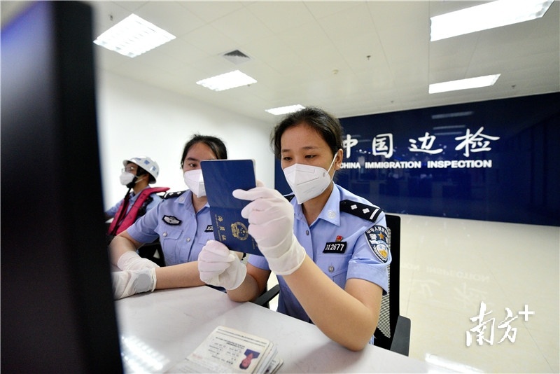 查验海船员证件。陈浩棋 摄 查验海船员证件。陈浩棋 摄