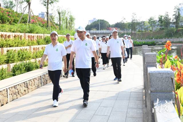4月24日,“行走清溪碧道、传承红色基因——跟着河长走碧道”徒步活动在清溪市民广场开启。