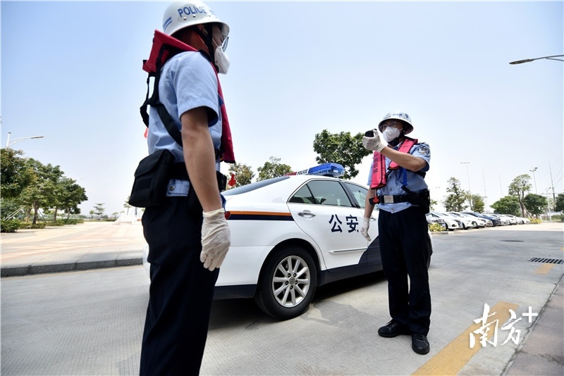 查验前检查执勤装备。陈浩棋 摄 查验前检查执勤装备。陈浩棋 摄