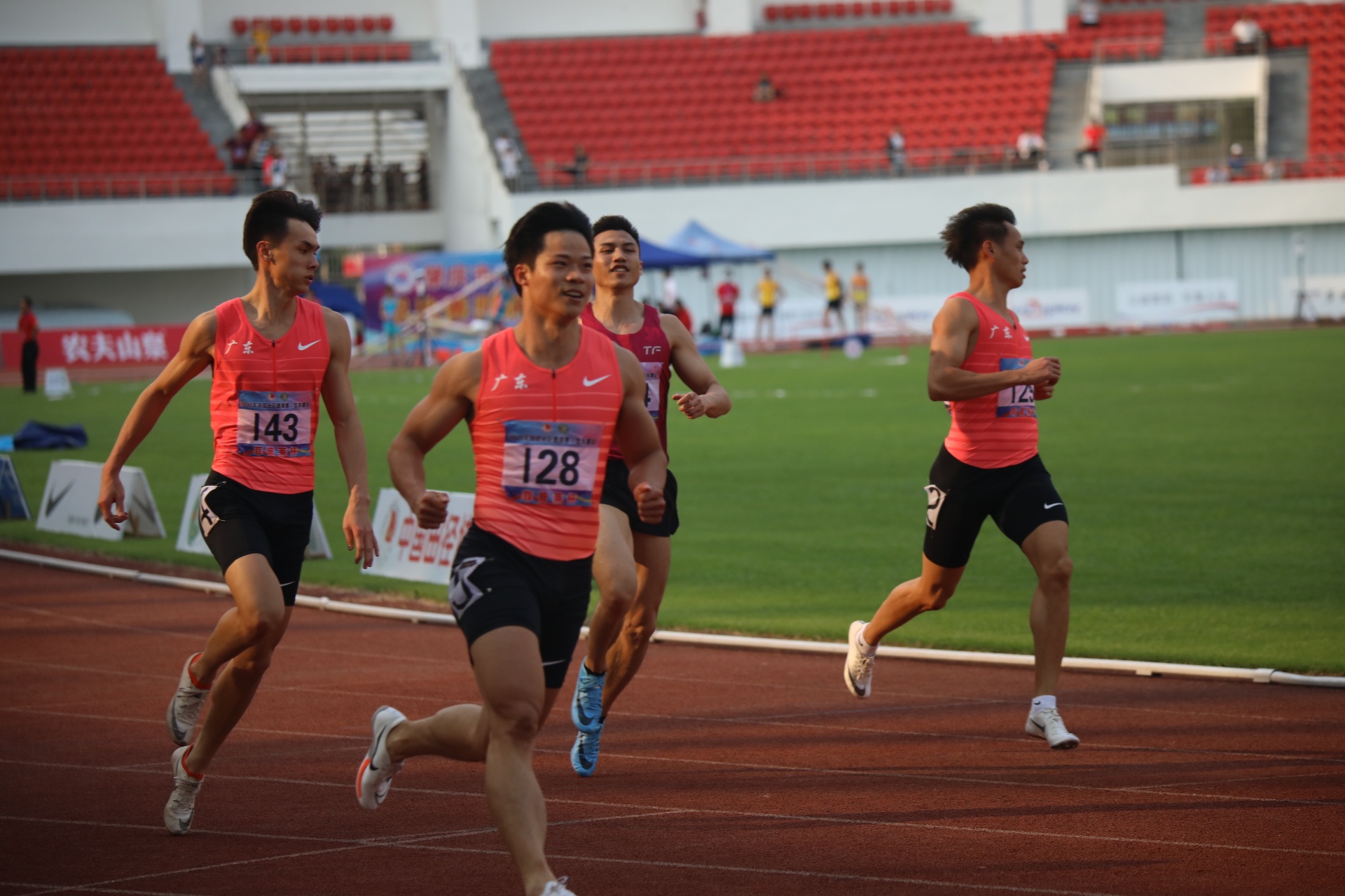飞人归来!苏炳添在肇庆跑进"10秒大关"