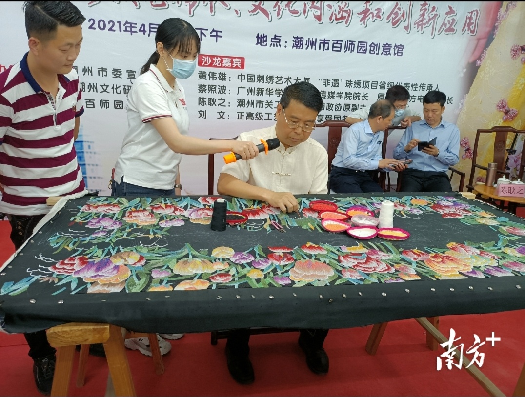 潮州珠绣具有高贵、典雅、包容、创新四大特点。 潮州珠绣具有高贵、典雅、包容、创新四大特点。