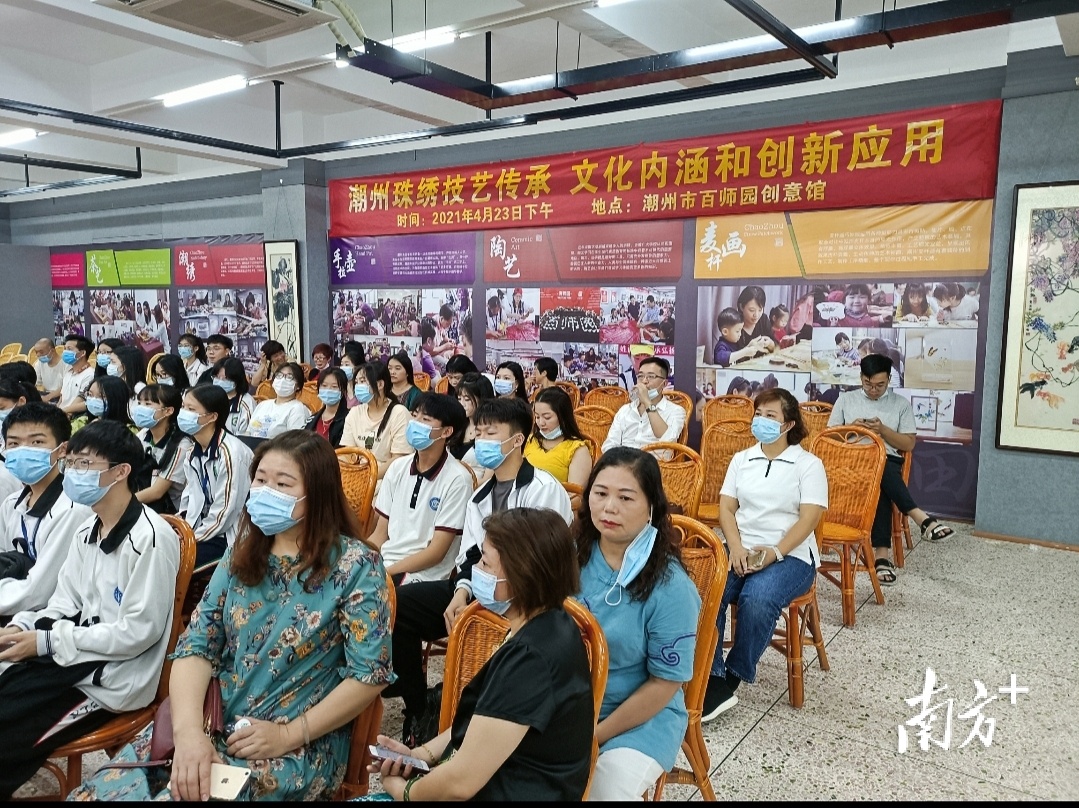 本次文化沙龙主题为“潮州珠绣技艺传承、文化内涵和创新应用”。 本次文化沙龙主题为“潮州珠绣技艺传承、文化内涵和创新应用”。