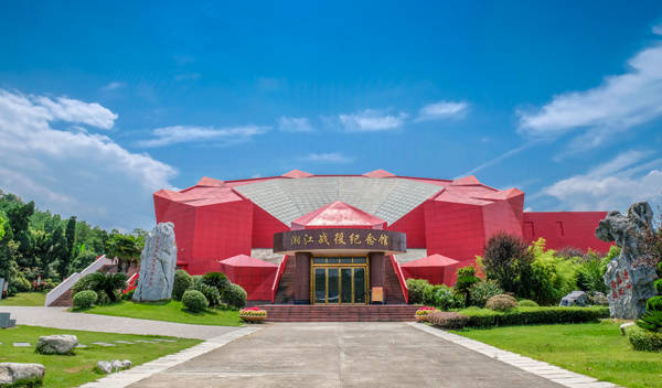 广西桂林，湘江战役纪念馆。湘江战役纪念馆位于纪念公园内的狮子山南侧山脚下，主体造型为硝烟下红军的八角帽，外墙体主基调为红色，体现当年中央红军浴血奋战、血染战场的悲壮历史。（图片来源：视觉中国）