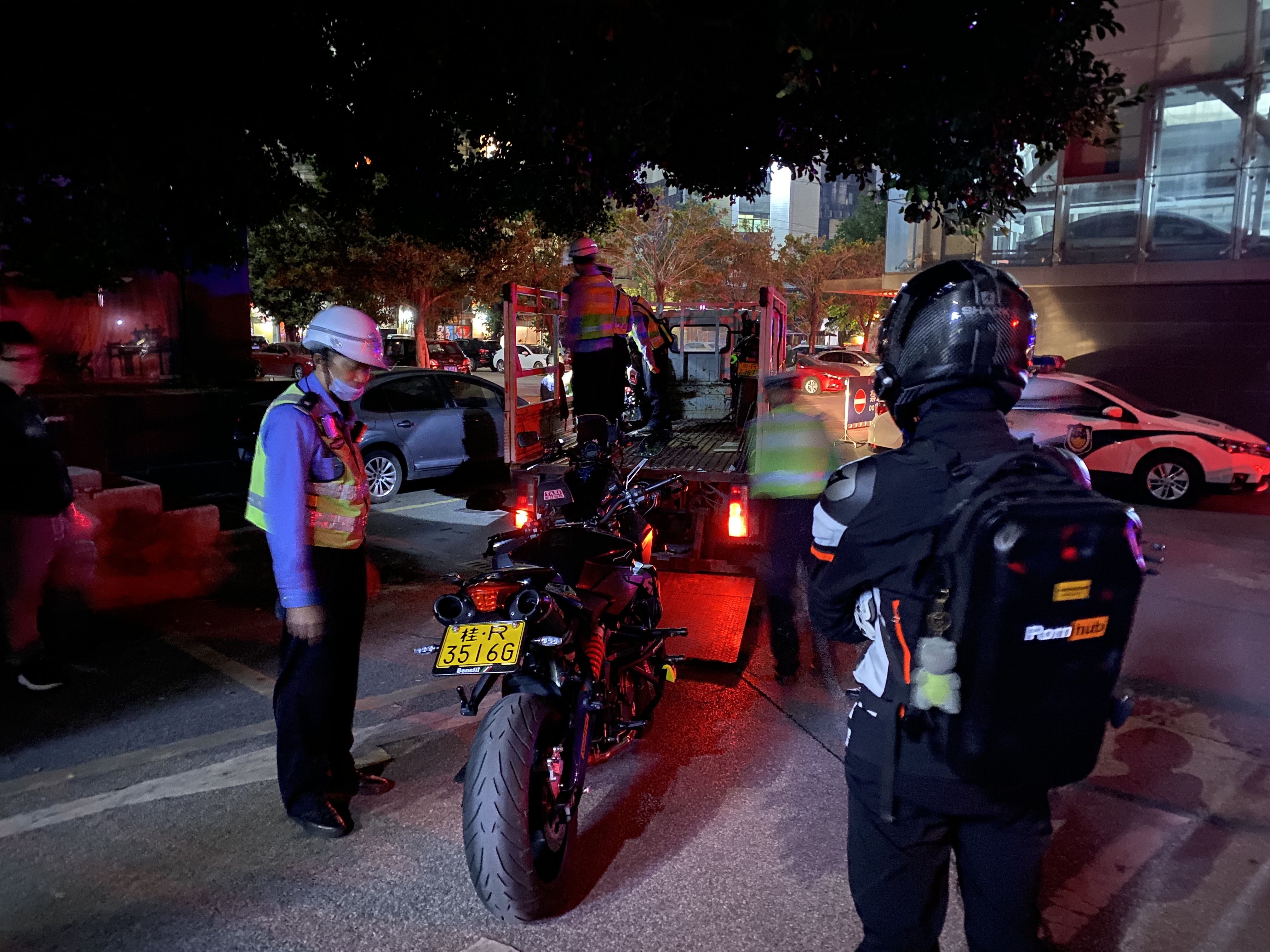 民警查获违法上路的大排量炸街摩托车。