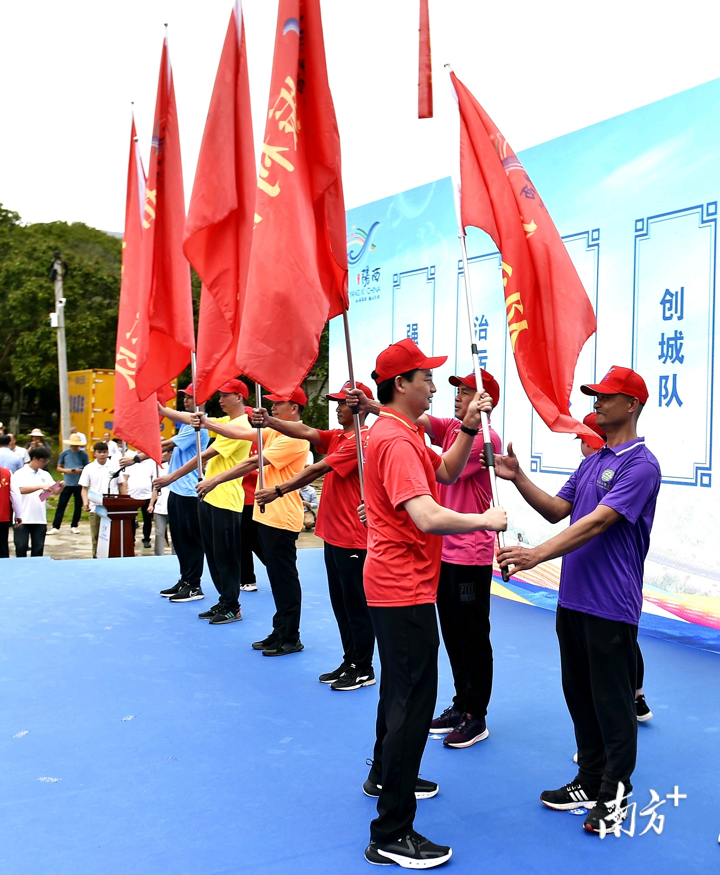 阳江市委常委、阳西县委书记孙波为8个方阵旗手授旗,宣布活动正式启动。