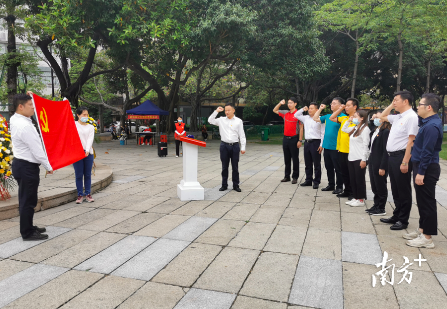 区快递物流业党委委员重温入党誓词