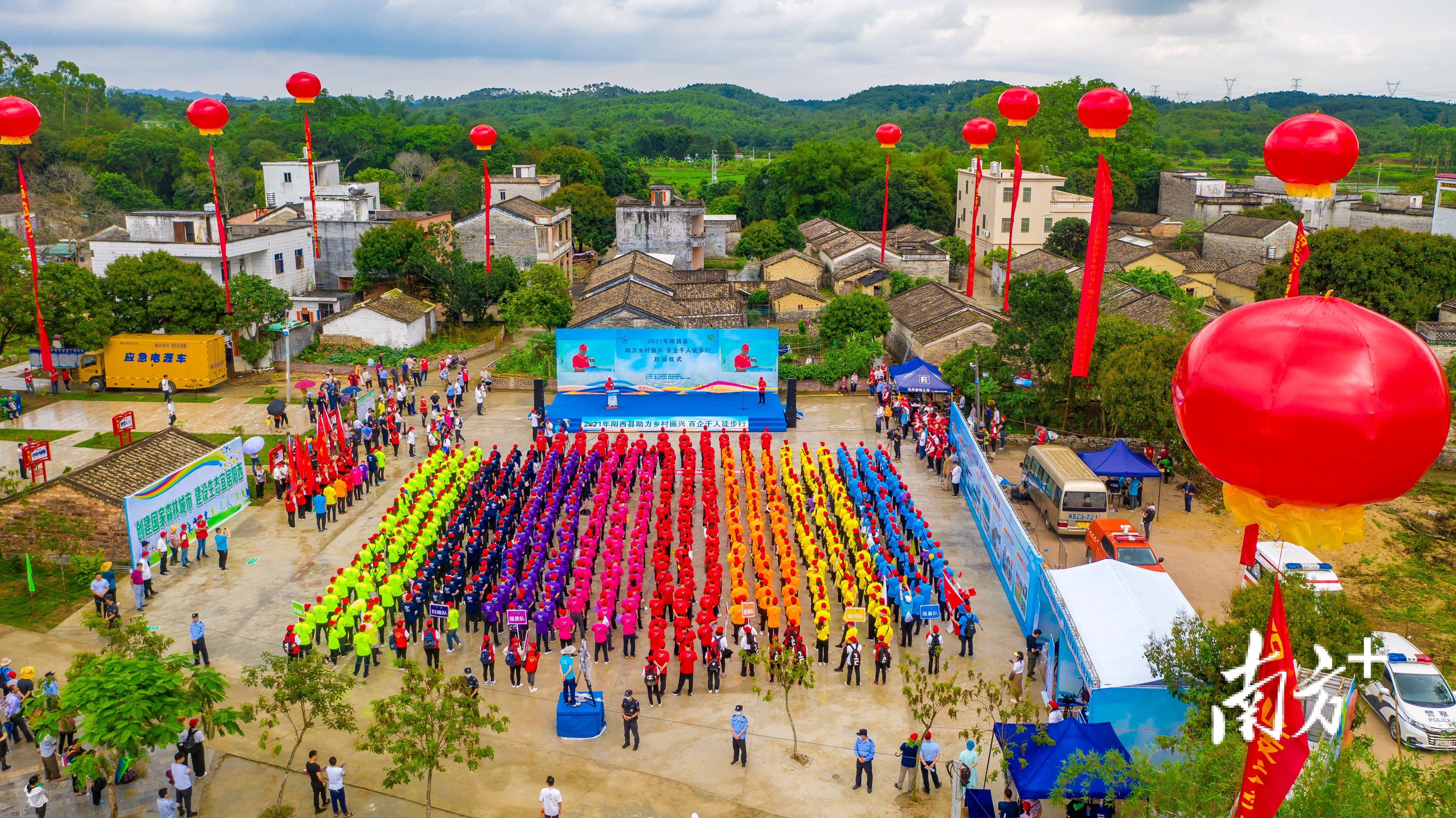 八大方阵的徒步行队伍俨然一幅五彩斑斓的幸福拼图。