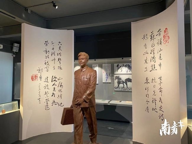 郑重人物雕塑。