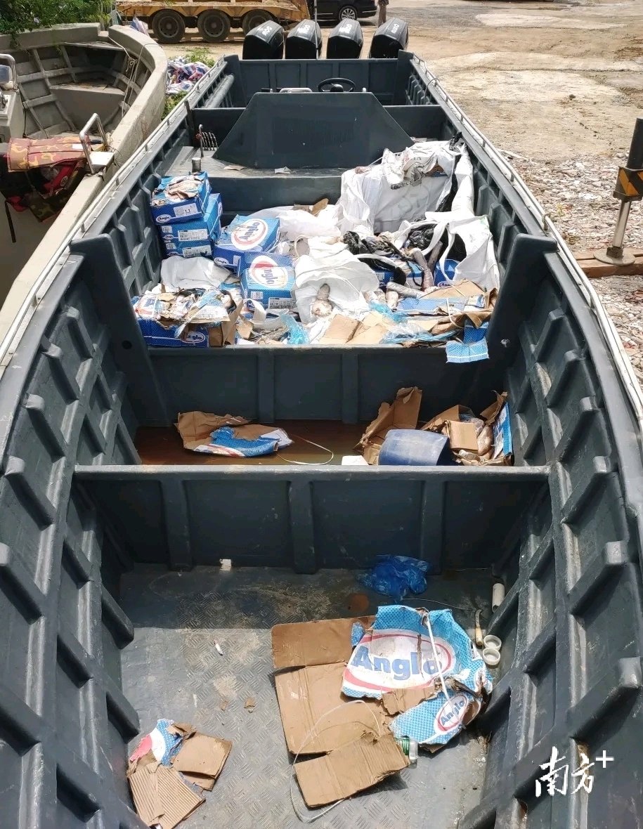 不法分子凌晨驾驶"大飞"艇走私冻品,阳江民警一跃上船.