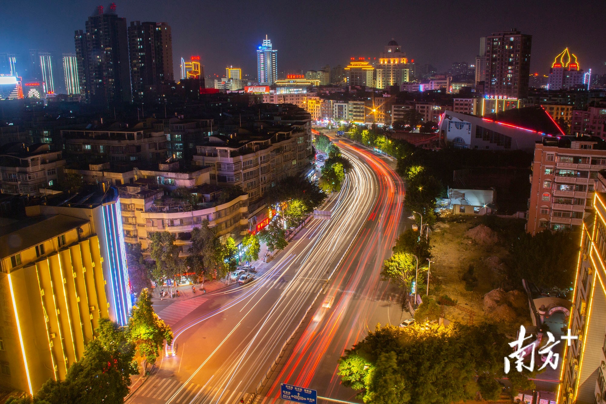 为干净干事者撑腰鼓劲，让干部安心上阵干事创业。林小强 摄