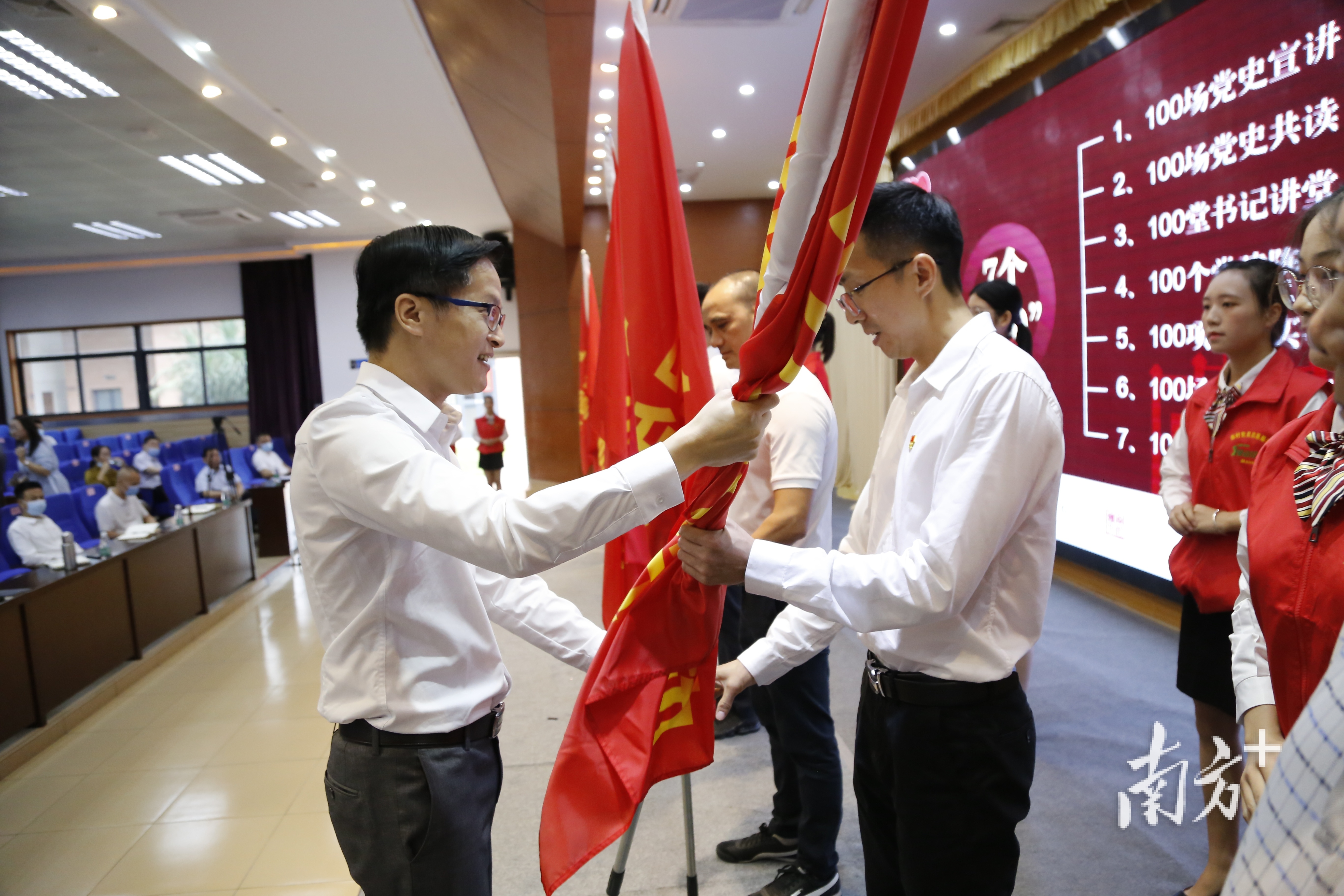 现场，陈村举行了庆祝建党百年系列活动授旗仪式。