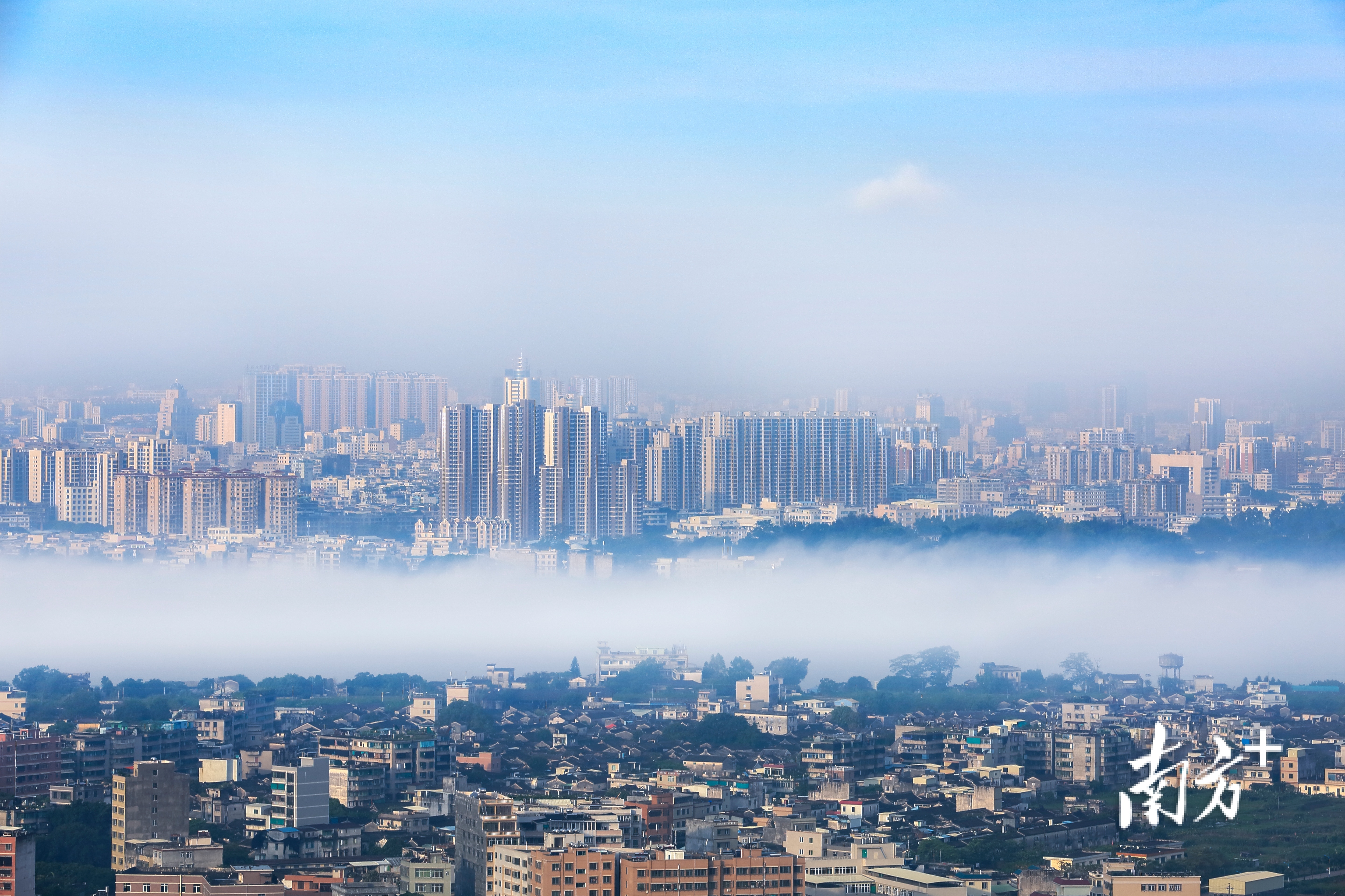 坚持受贿行贿一起查，让“围猎者”付出沉重代价，让市场竞争更为公平有序。陈锡荣 摄