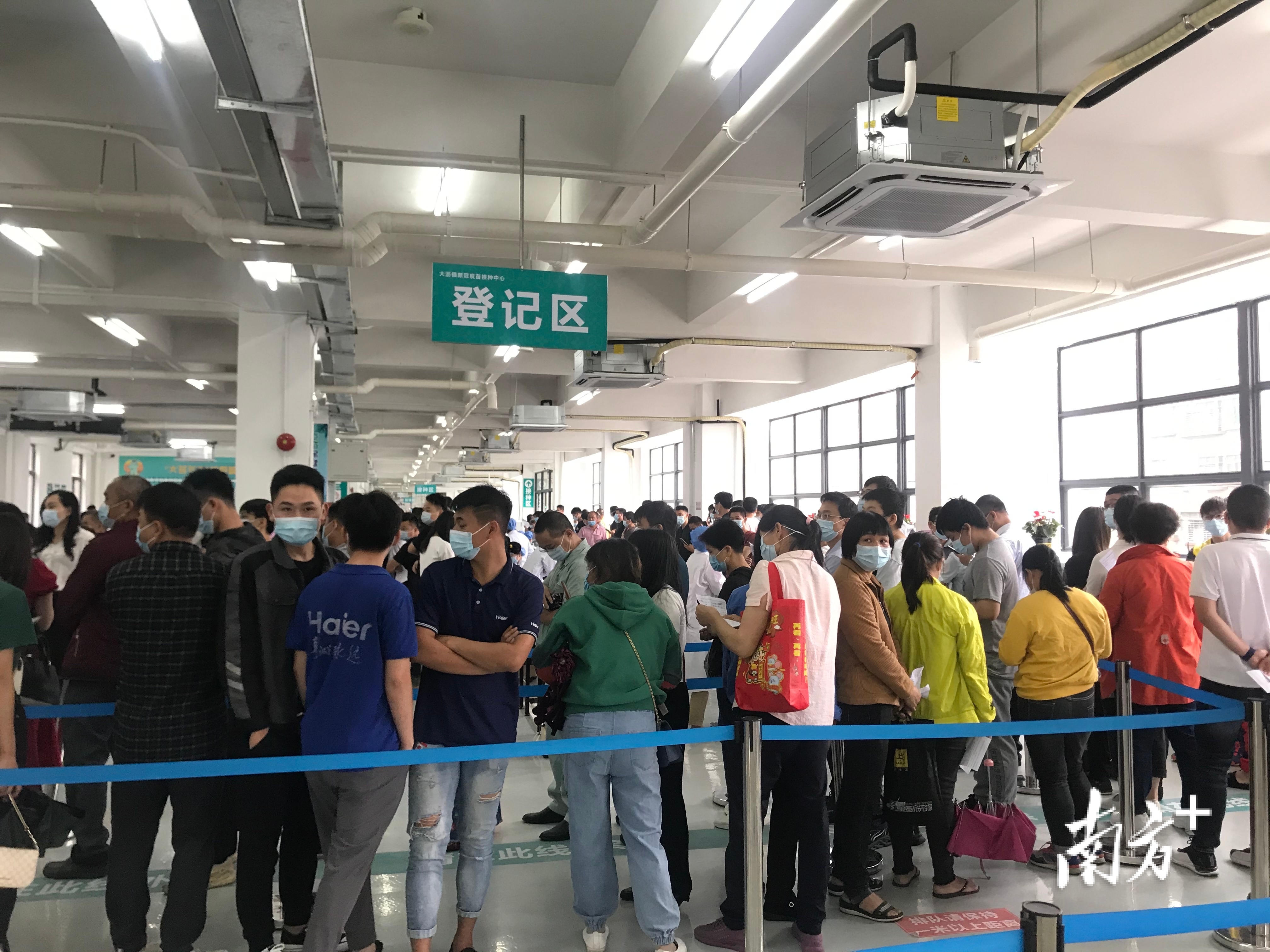 市民在排队等候.