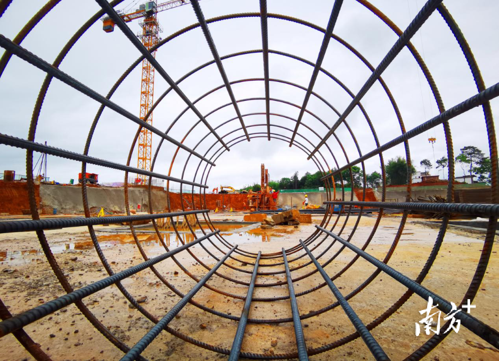 连州市体育中心项目累计完成投资近亿元,建设进度不断加快。黄津 摄 连州市体育中心项目累计完成投资近亿元,建设进度不断加快。黄津 摄