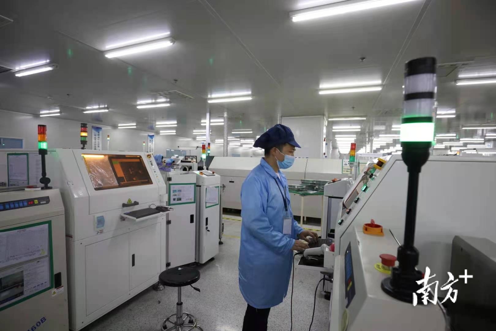 金湾区提出要加快打造以科技创新为战略支撑、先进制造业为主体的现代产业体系。图为迈科智能生产车间。 金湾区提出要加快打造以科技创新为战略支撑、先进制造业为主体的现代产业体系。图为迈科智能生产车间。