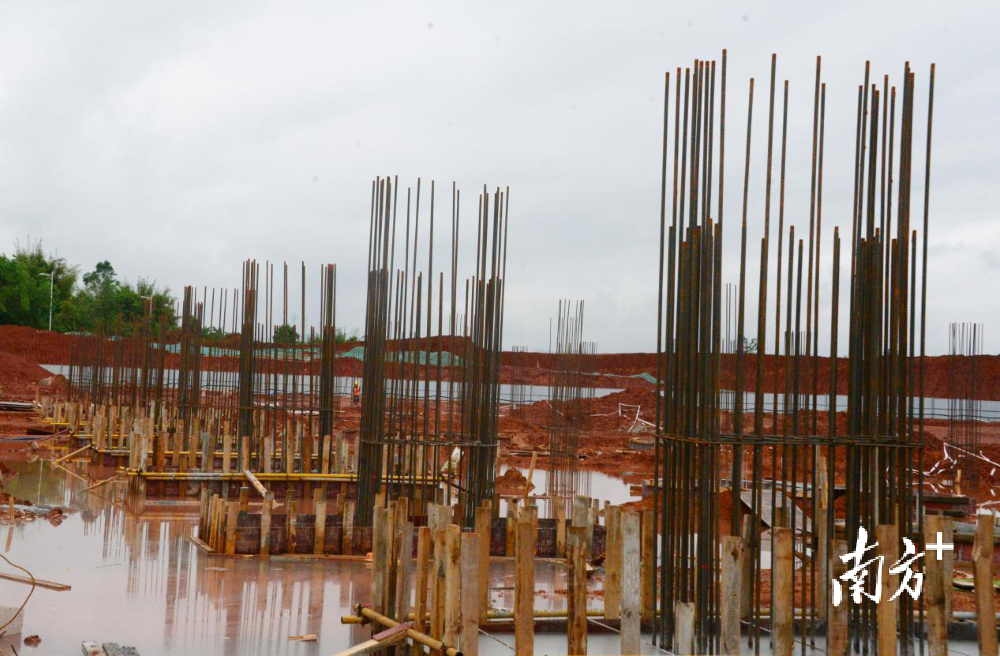 连州市体育中心项目建设工地,体育场看台基建开始动工。 连州市体育中心项目建设工地,体育场看台基建开始动工。