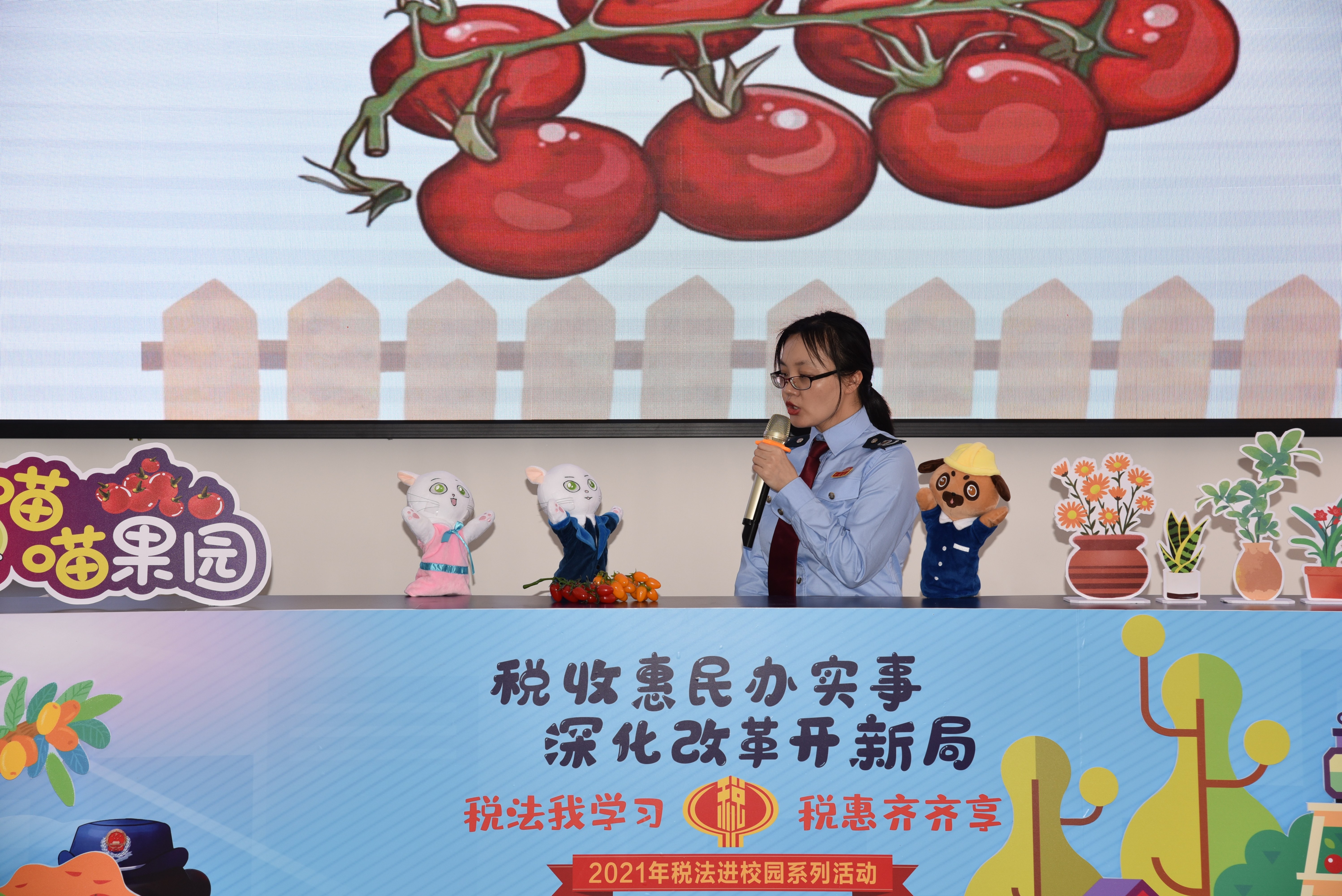 电白税务干部为学生表演税收普法手偶情景剧。 陈迟 &nbsp;摄