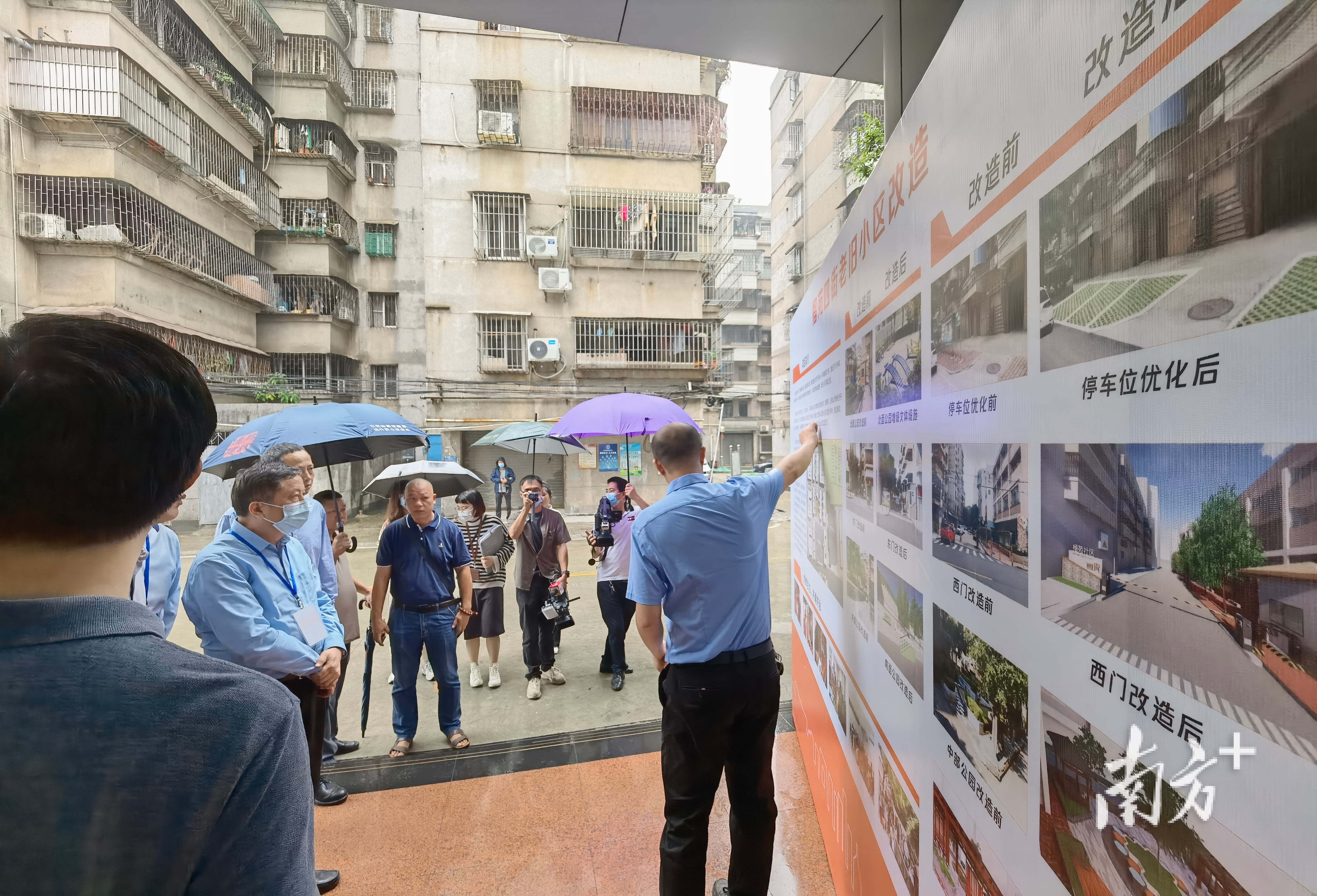 考评组正在考评榴苑四街，并听取社区有关负责人介绍改在情况。