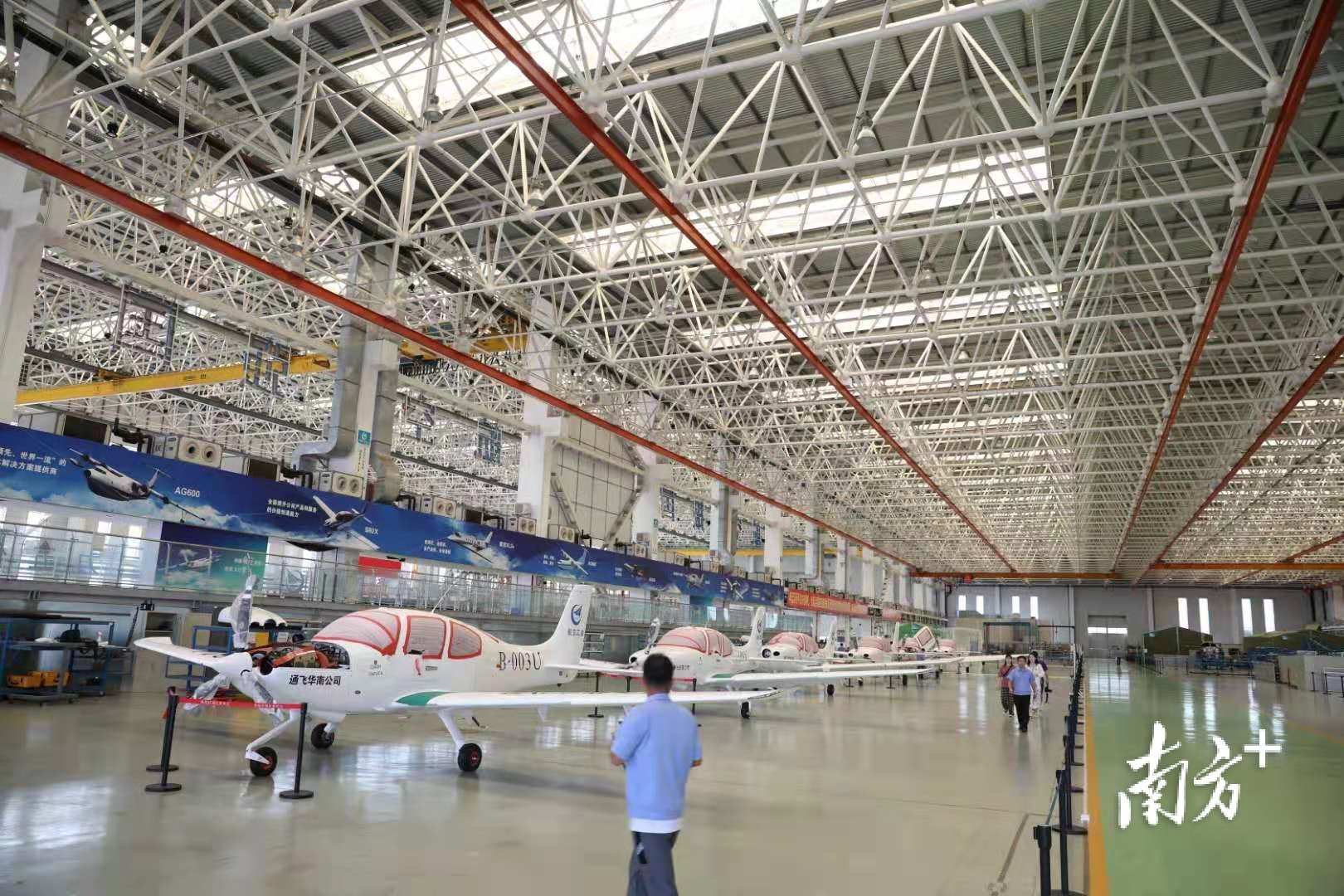 金湾区大力发展航空航天、生物医药、新能源、新材料、高端打印设备等战略性新兴产业,规模以上工业总产值达1826.45亿元。图为航空工业通飞生产车间。 金湾区大力发展航空航天、生物医药、新能源、新材料、高端打印设备等战略性新兴产业,规模以上工业总产值达1826.45亿元。图为航空工业通飞生产车间。