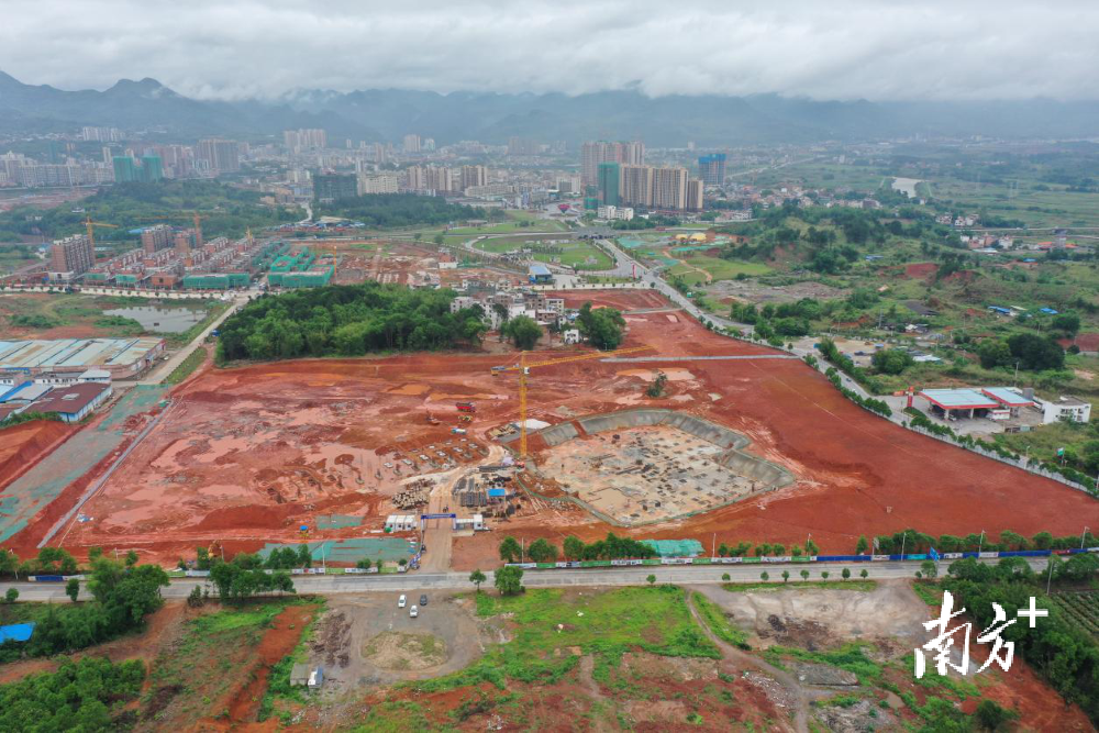 建设中的连州市体育中心,该项目规划用地 5万多平方米。刘正杰 摄 建设中的连州市体育中心,该项目规划用地 5万多平方米。刘正杰 摄
