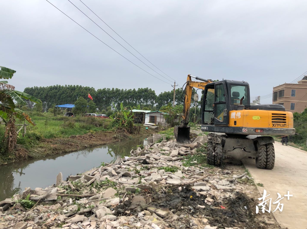 4月27日，潮安区浮洋镇正加快清理北关引韩七支渠淤泥及周边垃圾，拓宽渠道。黄敏璇 摄
