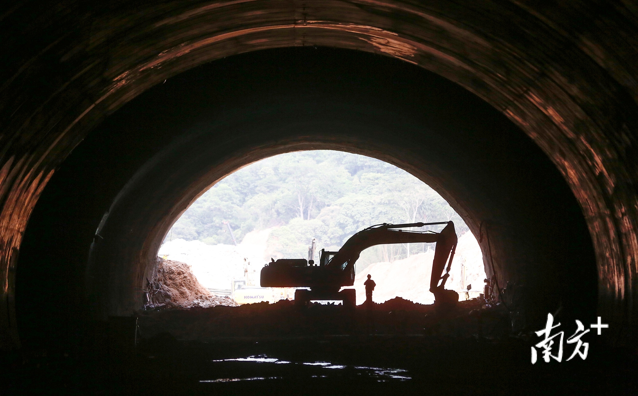 4月28日，中山至开平高速公路控制性工程大常山1号隧道，实现单幅全断面安全贯通。