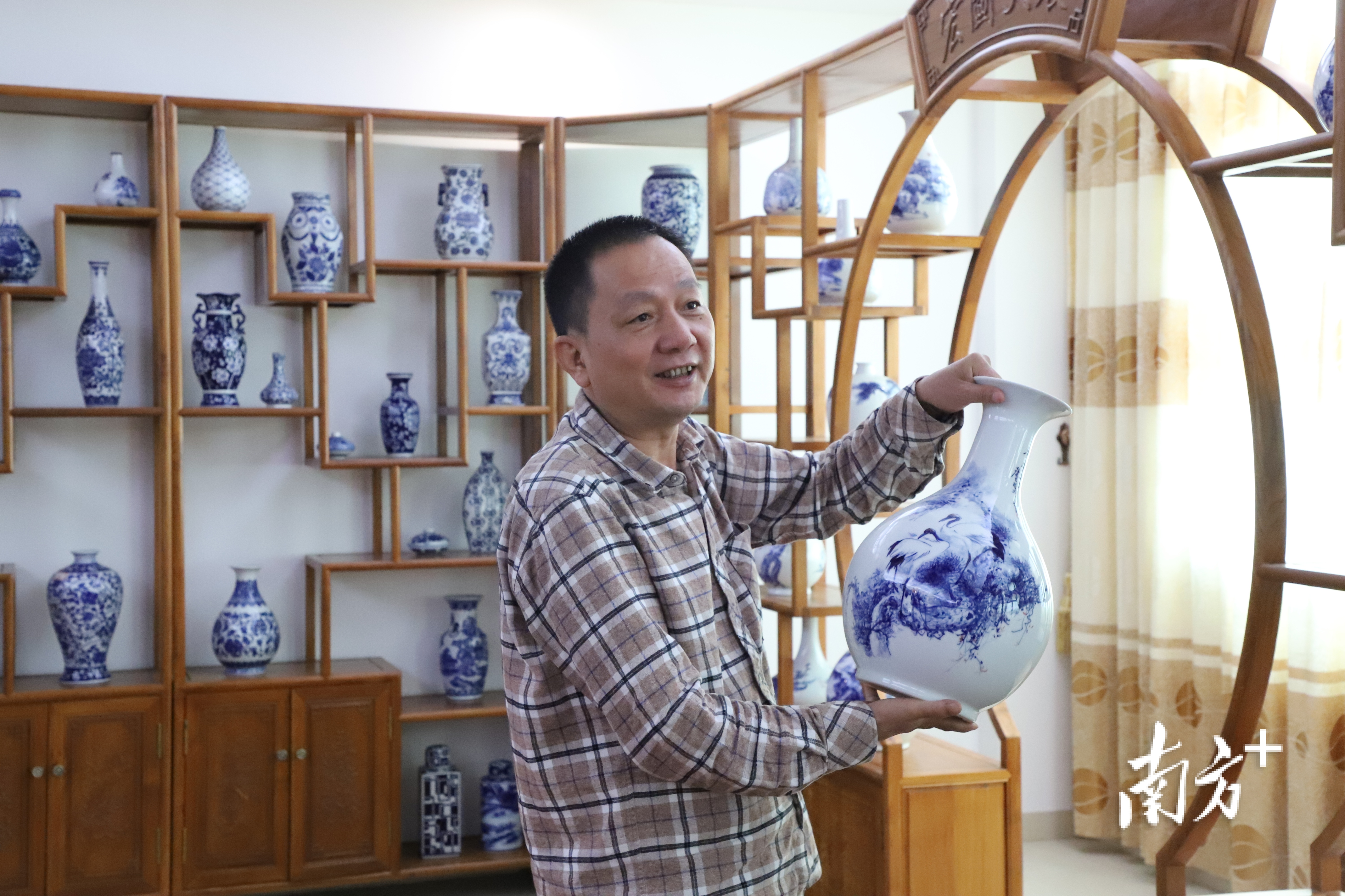 陈炳良常年对外开放青花瓷展艺馆、陈列室和生产演示场地。