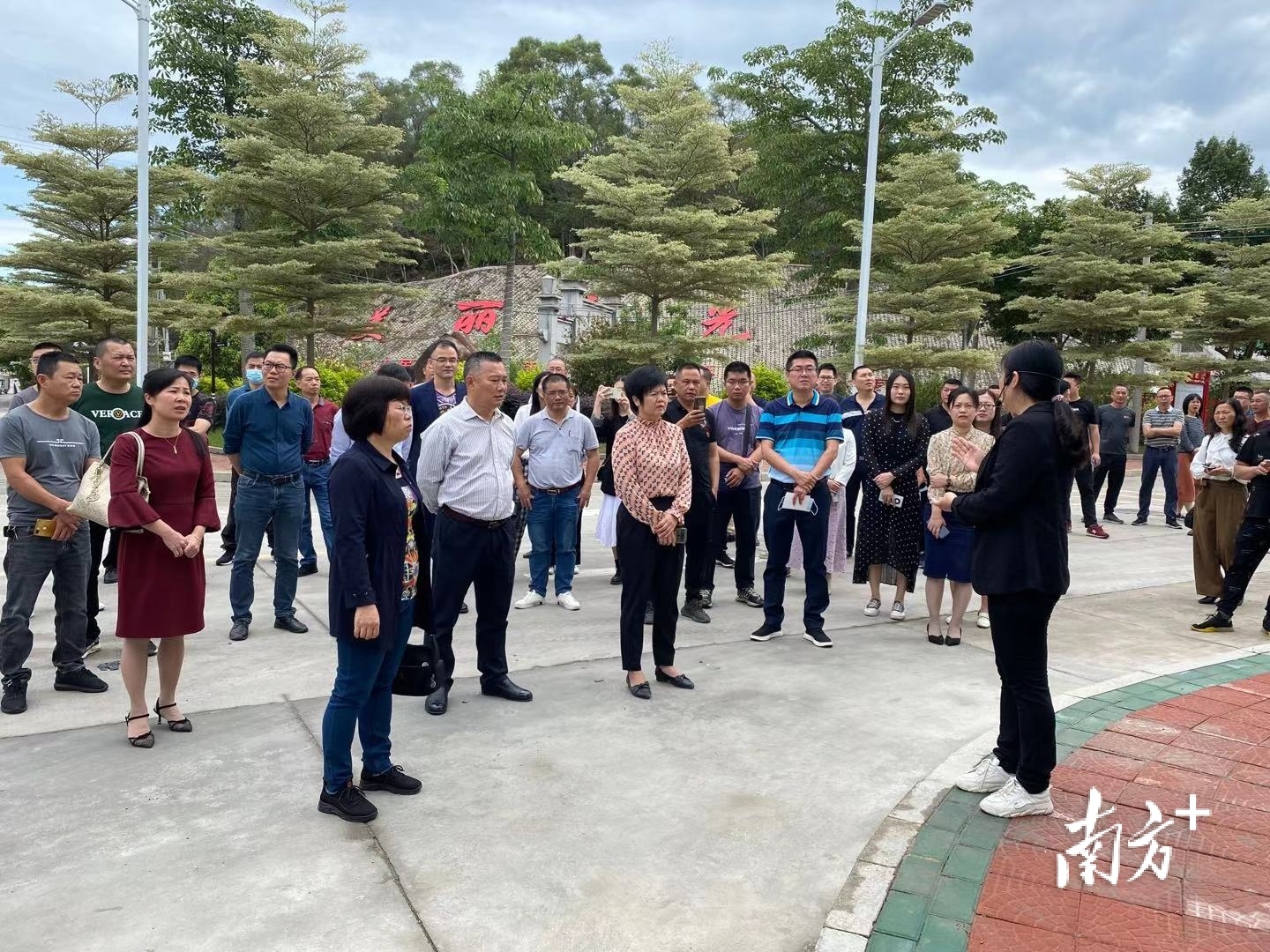 4月29日,桥东街道社光村,湘桥区星级卫生文明户创建现场会在此举行。