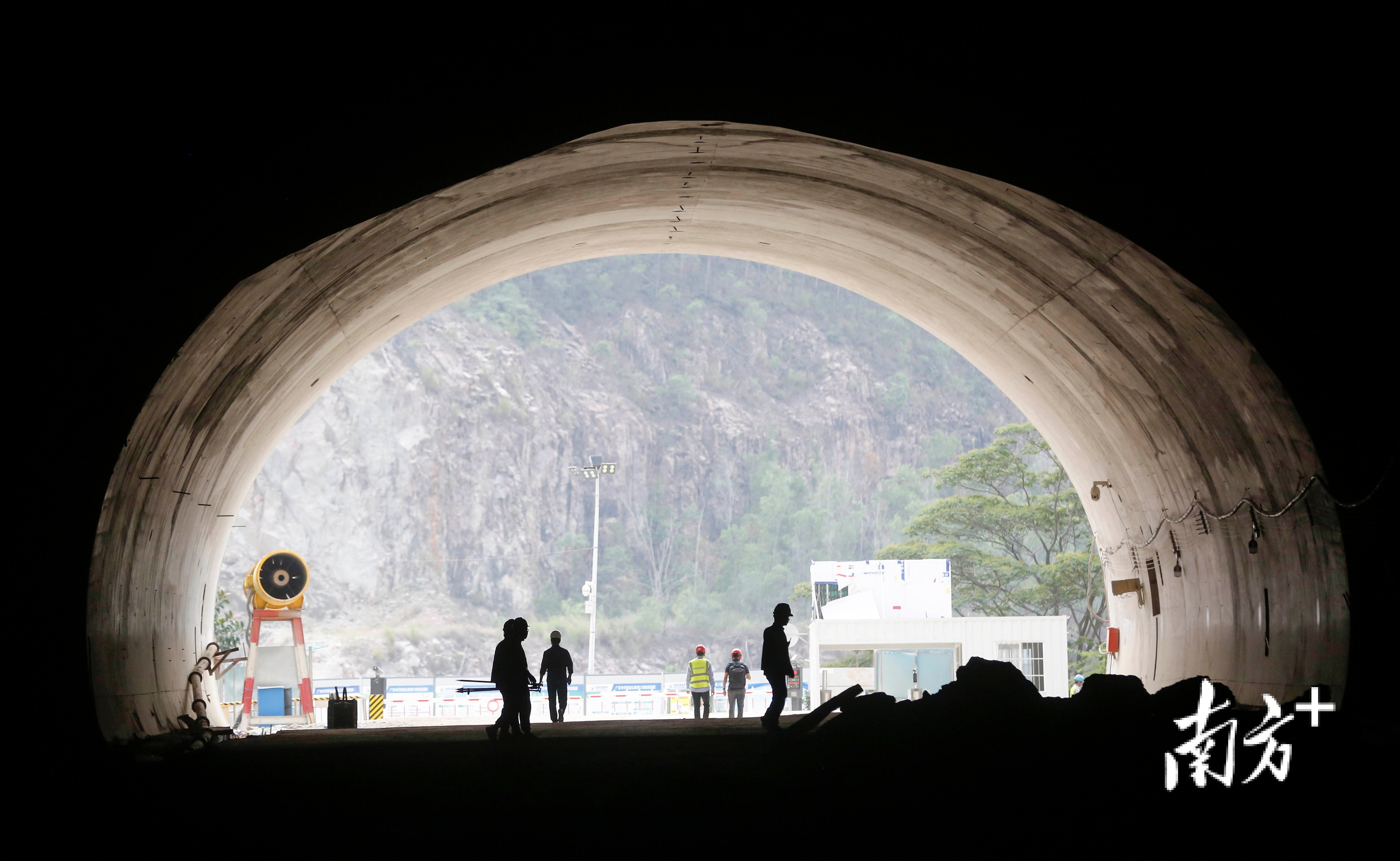 4月28日，中山至开平高速公路控制性工程大常山1号隧道，实现单幅全断面安全贯通。