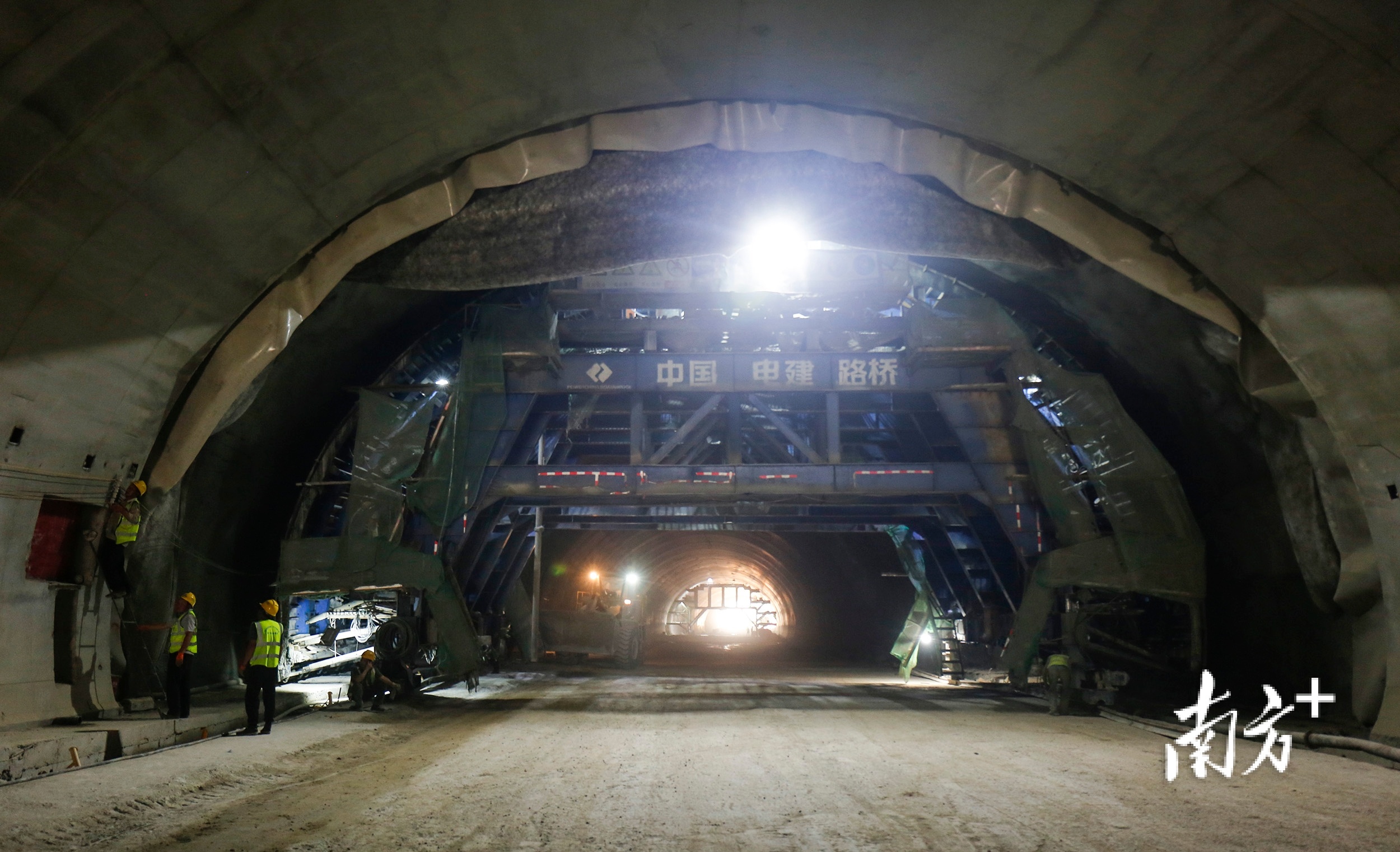 4月28日，中山至开平高速公路控制性工程大常山1号隧道，实现单幅全断面安全贯通。