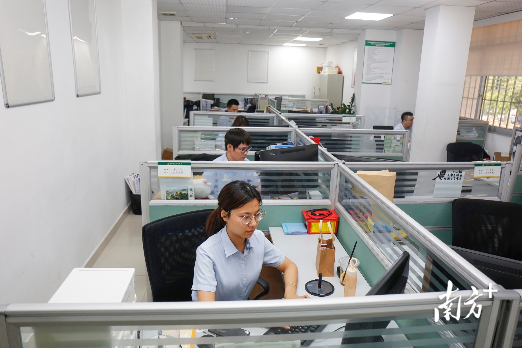 沉甸甸的荣誉背后,书写着小榄支行深耕市场、服务地方的突出成绩。