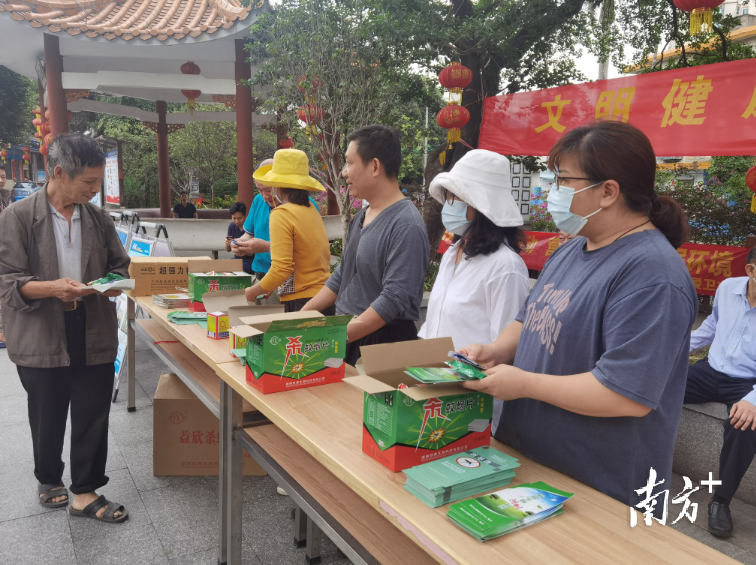 摆摊设点宣传卫生健康知识。