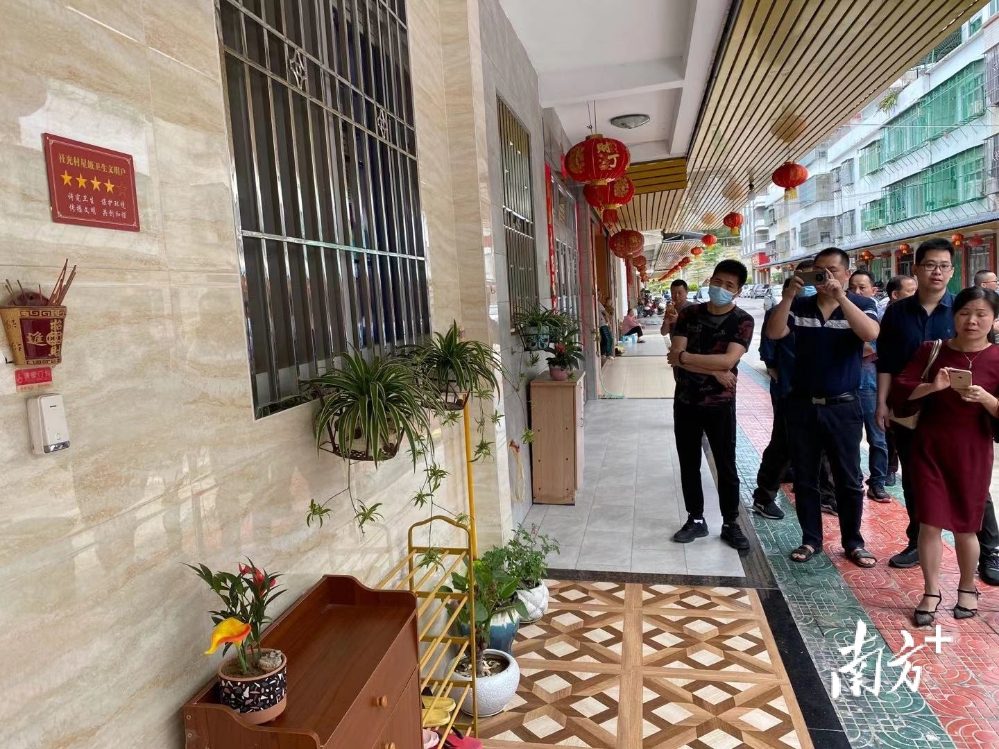 4月29日,桥东街道社光村,“星级文明户”家庭门口整洁干净,参会者纷纷拍照取经。