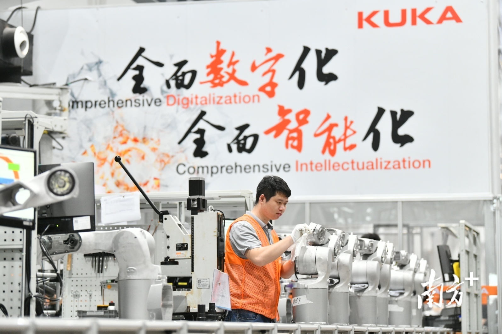 库卡机器人。戴嘉信 摄 库卡机器人。戴嘉信 摄